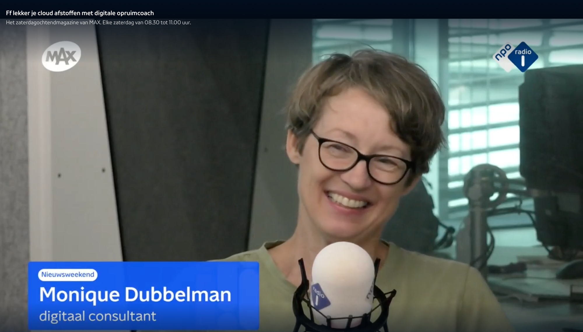 Videobeeld van het interview bij NPO Radio 1 Nieuwsweekend: Monique Dubbelman, digitaal consultant, lachend achter de microfoon in de studio