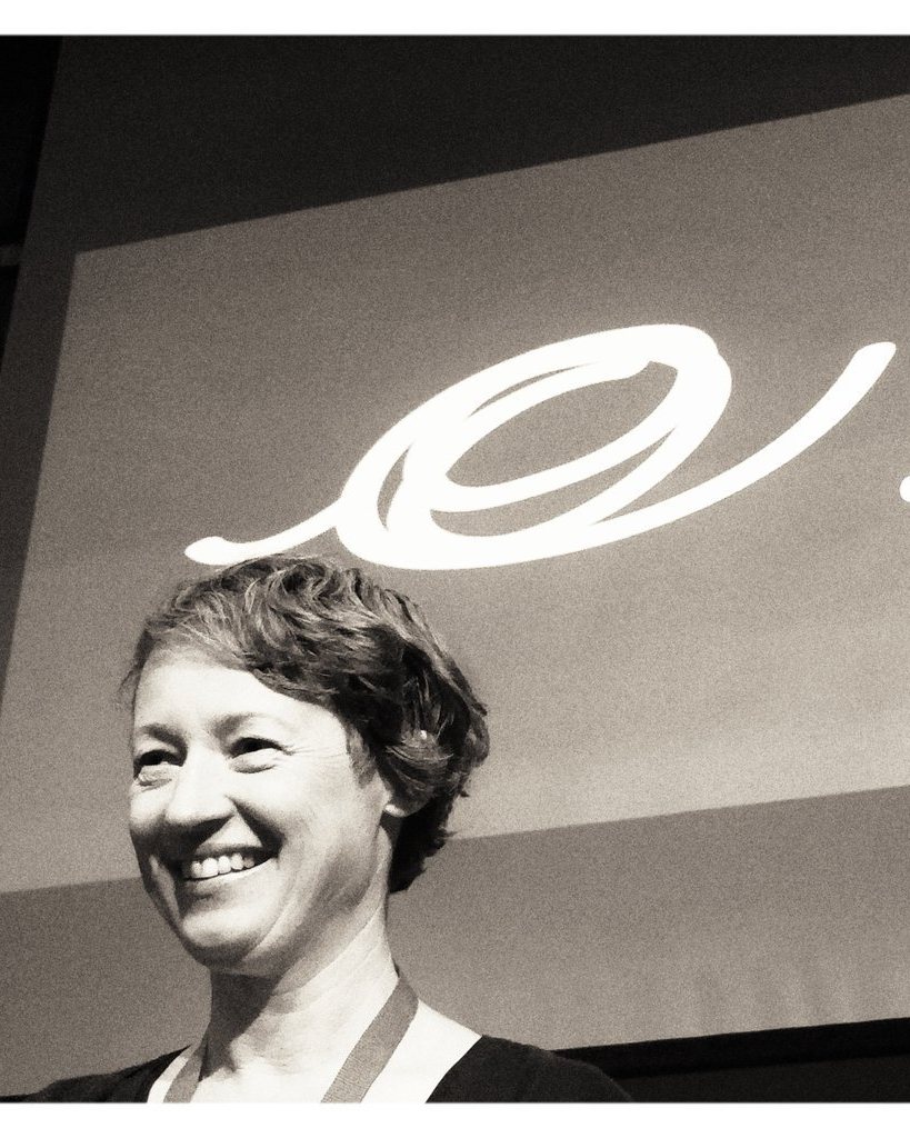 Monique Dubbelman lachend op het podium tijdens IIAS12 in Genua