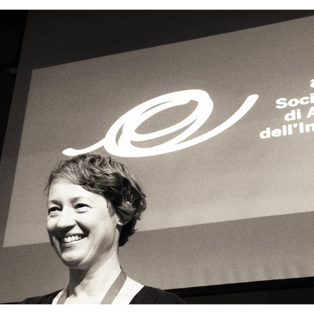 Monique Dubbelman lachend op het podium tijdens IIAS12 in Genua
